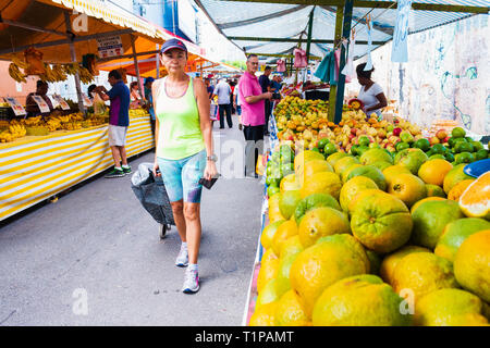 Taboão da Serra, SP/Brasilien - 03/17/2019: Eine unbekannte Gruppe von Personen bei Handel, Verkauf von Gemüse, Obst und Lebensmittel in den Street Fair. Stockfoto