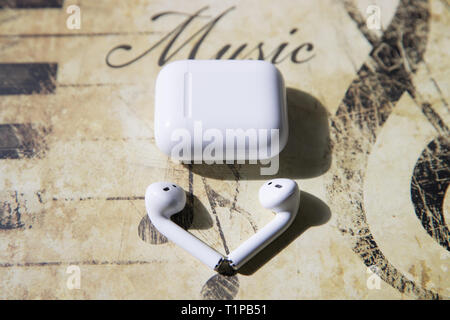 Lawrence County New Jersey, 30. März 2019: Apple AirPods Lawrence County New Jersey, 30. März 2019: Apple AirPods
