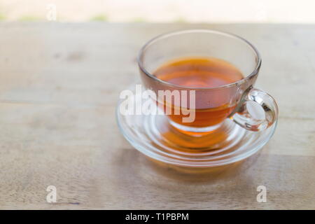 Heißen Tee in eine Tasse auf Holztisch im Coffee Shop, Bild mit kopieren. Stockfoto