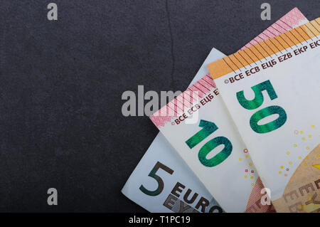 Euro Rechnungen. Verschiedene Stückelungen auf grauem Hintergrund. 5, 10 50 Euro Stockfoto