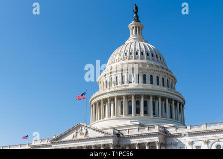 Kuppel oder Dom des US Capitol in Washington DC mit amerikanische Sternenbanner Flagge aus der Pole Stockfoto