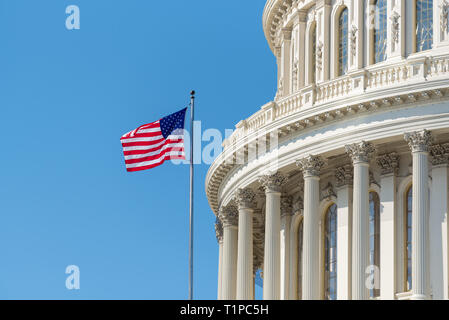 Kuppel oder Dom des US Capitol in Washington DC mit amerikanische Sternenbanner Flagge aus der Pole Stockfoto