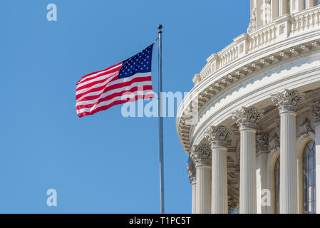 Kuppel oder Dom des US Capitol in Washington DC mit amerikanische Sternenbanner Flagge aus der Pole Stockfoto