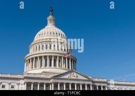 Kuppel oder Dom des US Capitol in Washington DC mit amerikanische Sternenbanner Flagge aus der Pole Stockfoto