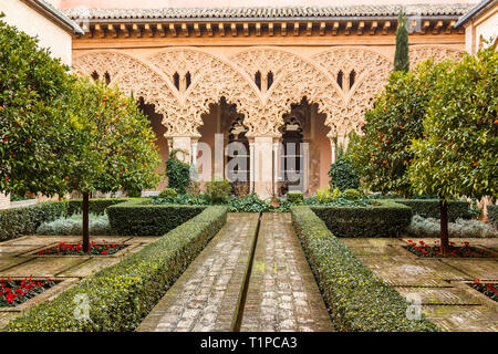 Zaragoza, Spanien - Jan 2019: Der Hof des Santa Isabel an Aljaferia Palastes Stockfoto