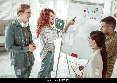 Blick von oben auf die positiven fröhliche Menschen zusammen arbeiten Stockfoto