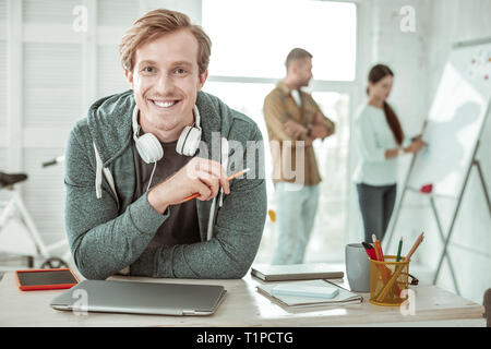 Glücklich aussehenden Mann mit einem Bleistift in der Hand Stockfoto