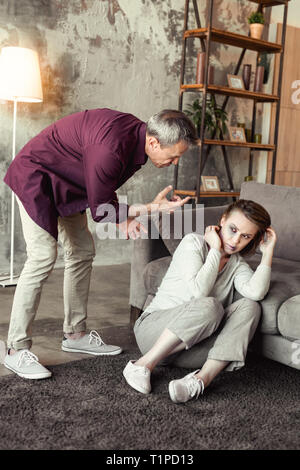 Grauhaarige alte Menschen schreien auf verängstigte Frau, während er betrunken und Mad Stockfoto