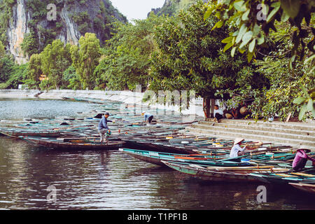 Ruderboot für die Fahrgäste an Hoa Lu und Tam Coc, alte Stadt, Vietnam warten. Stockfoto