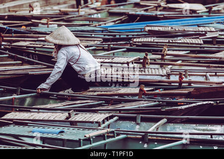 Ruderboot für die Fahrgäste an Hoa Lu und Tam Coc, alte Stadt, Vietnam warten. Stockfoto