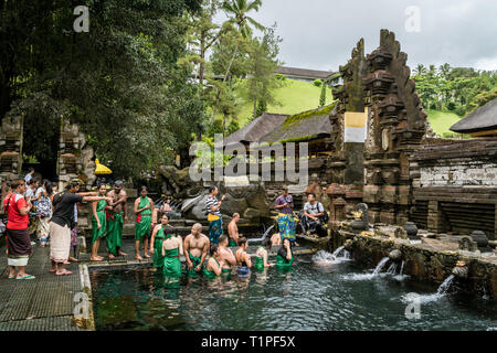 Bali, Indonesien - Januar 22, 2019: Die Menschen in den heiligen Quellwasser von Pura Tirta Empul Tempel in Tampa, Bali, Indonesien zu beten. Stockfoto