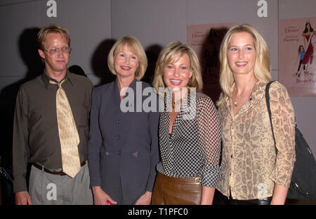 LOS ANGELES, Ca. September 25, 2000: Schauspielerin Joey Lauren Adams (3. von links) mit broher MICHAEL, Mutter Karen & Schwester Kelly am Los Angeles Premiere ihres neuen Films Schön. Bild: Paul Smith/Featureflash Stockfoto