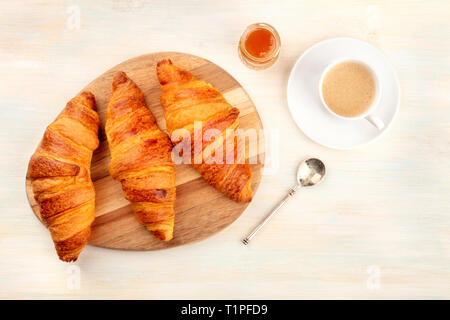 Ein high key Foto von Kaffee und Croissants mit Marmelade, geschossen von oben auf ein weißes Holz- Hintergrund mit einem Platz für Text Stockfoto