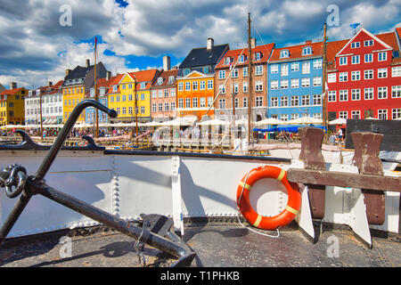 Kopenhagen, Dänemark - 2 August, 2018: Die berühmten Nyhavn (neuer Hafen) Bay in Kopenhagen, einem historischen 17. Jahrhundert europäischen Waterfront mit bunten Gebäude. Stockfoto