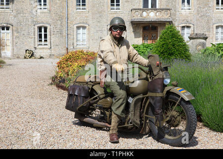 Ein eigenes Der 101St Airborne Divison der US-Armee auf einem Befreier Harley Davidson Motorrad während des D-Day in der Normandie, Frankreich Stockfoto