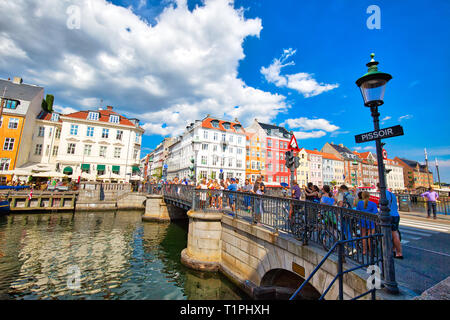Kopenhagen, Dänemark - 2 August, 2018: Die berühmten Nyhavn (neuer Hafen) Bay in Kopenhagen, einem historischen 17. Jahrhundert europäischen Waterfront mit bunten Gebäude. Stockfoto