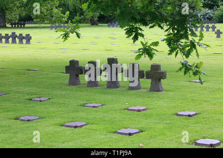 Weltkrieg Gräber auf dem deutschen Soldatenfriedhof La Cambe in La Cambe (Normandie), Frankreich Stockfoto