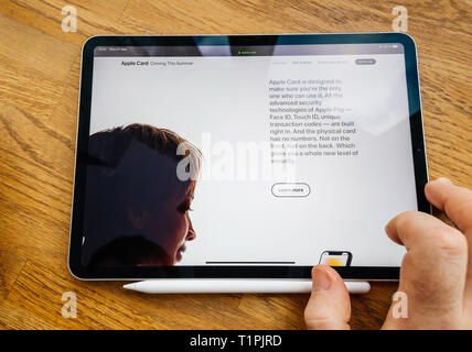Paris, Frankreich - Mar 27, 2019: Mann POV am iPad pro Tablette lesen auf Apple.com Website über neue Apple Karte - eine neue Ebene der Privatsphäre und die Sicherheit mit FaceId und TouchID Stockfoto