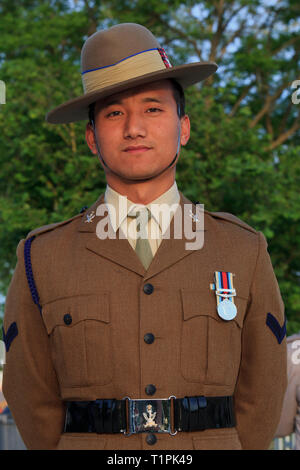 Eine junge gurkha Lanze - Corporal im Full Service Kleid während des Zweiten Weltkriegs gedenken an Pegasus Bridge in Benouville (Normandie), Frankreich Stockfoto