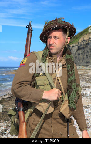 Ein eigenes der 56th Infantry Brigade (Essex) der britischen Armee an einem Strand während des D-Day in der Normandie, Frankreich Stockfoto