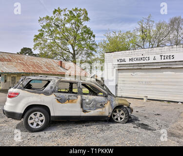 Ausgebrannt Auto oder suv auf der Seite der Straße in ländlichen Alabama, USA. Stockfoto