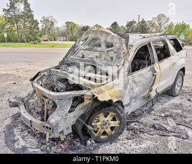 Ausgebrannt Auto oder suv auf der Seite der Straße in ländlichen Alabama, USA. Stockfoto