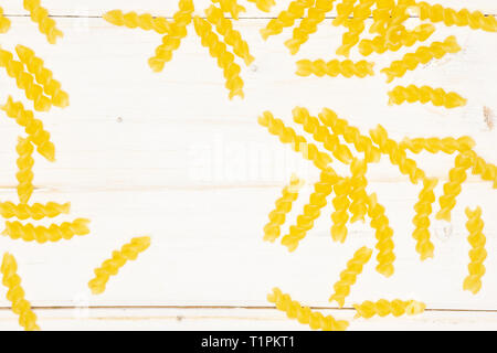 Viele Stücke von Raw italitan gelbe Nudeln torti flatlay auf weißem Holz Stockfoto