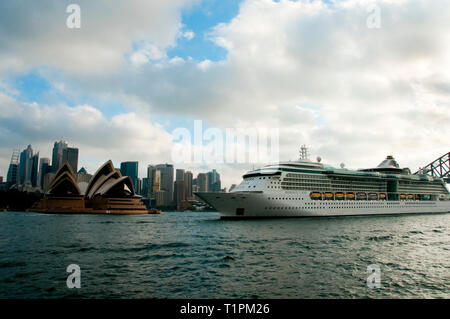 SYDNEY, AUSTRALIEN - 6. April 2018: MS Radiance of the Seas Kreuzfahrtschiff vor der berühmten Opera House Stockfoto