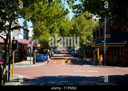 PERTH, Australien - 2. März, 2019: Beliebte James Street gefüllt mit Restaurants und Pubs in Northbridge Bereich Stockfoto