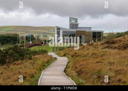 Holzsteg über bogland in Irland zum Visitor Center in Ballycroy National Park in der Grafschaft Mayo. Stockfoto