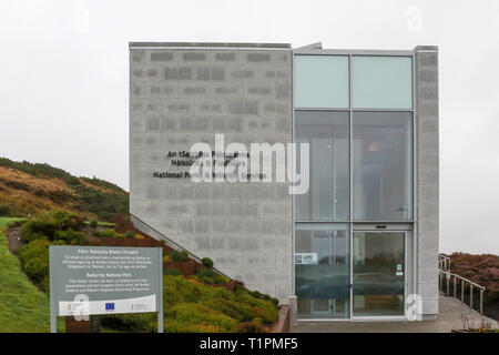 Außen- und Vordereingang zum Ballycroy Visitor's Center im Wild Nephin National Park in der Grafschaft Mayo, Irland. Stockfoto