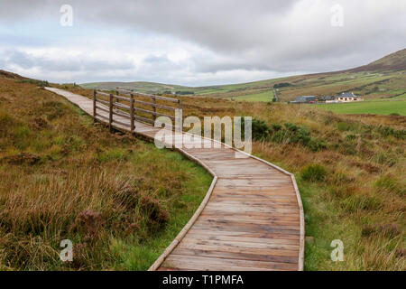 Besucher Trail in Ballycroy - nasse Holzsteg über bogland und irischer Torf im County Mayo Moor. Stockfoto