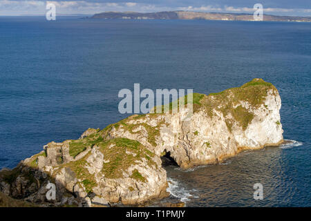 Die Ruinen der Burg auf einem Kinbane Kalkstein landspitze an Kinbane Kopf mit rathlin Insel im Hintergrund. Stockfoto