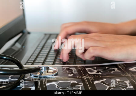 Arzt schreibt medizinischen Bericht über den Computer Stockfoto