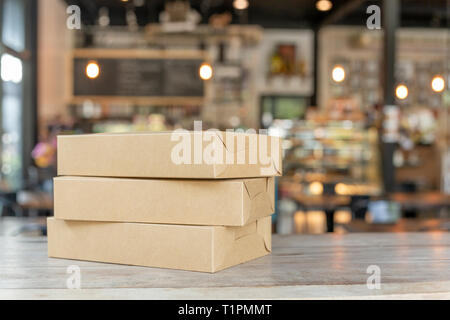 Braun Paket Paket für Geschenke auf dem Tisch. Stockfoto