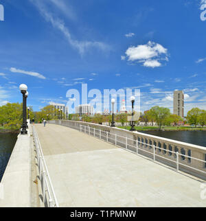 Wochen Brücke und der Harvard University über Charles River, Cambridge, Massachusetts Stockfoto