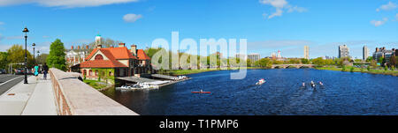 Charles River pano Um der Harvard University in Cambridge, Massachusetts. Anderson Bridge, Schweißen Bootshaus, Wochen Fußgängerbrücke, Dunster House… Stockfoto