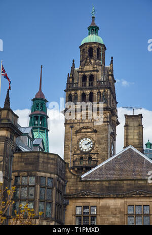 Der Blick auf die 64 Meter hohen Glockenturm der Sheffield Rathaus, die durch eine Statue von Vulcan überwunden ist. Sheffield. England Stockfoto