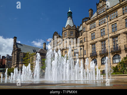 Blick auf den Brunnen in der Peace Gardens mit der neo-gotischen Gebäude aus Sheffield Rathaus im Hintergrund. Sheffield. England Stockfoto