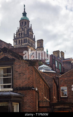 Der Blick auf die Stadt Hall Clock Tower Anstieg über den alten umliegenden Wohnhäuser. Sheffield. England Stockfoto