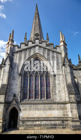 Der Blick auf den späten gestalteten Maßwerk Fenster im nördlichen Querschiff der Kathedrale Kirche St. Peter und Paul. Sheffield. England Stockfoto