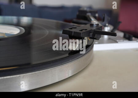 Vinyl-Schallplatte auf den Plattenteller Stockfoto