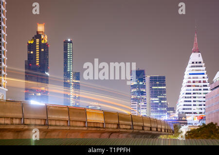 Wolkenkratzer und BTS in Bangkok. Stockfoto