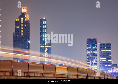 Wolkenkratzer und BTS in Bangkok. Stockfoto