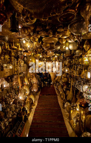 Brass Lantern Shop Marrakesch, Marokko. Dieses Bild wurde in einem Metall Souk in Marokko. Hunderte Laternen werden alle auf dem Display auf. Stockfoto