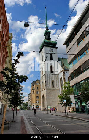 Sonnigen Sommertag in Brünn, Blick auf die Kirche des Heiligen Jakobs Stockfoto
