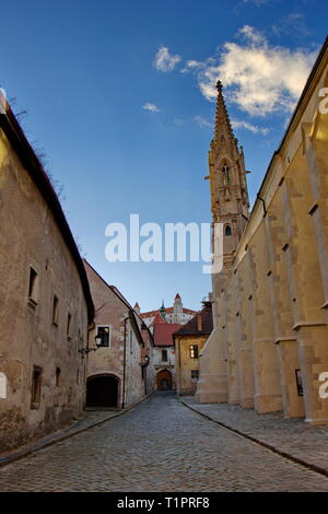 Sonnenuntergang in der alten Straße von Bratislava, Schloss und Kirche am Abend, Slowakei Stockfoto