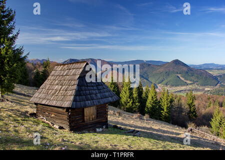 Alten hölzernen Unterstand auf dem Berg Wiese, Weide in der Slowakischen Landschaft Stockfoto