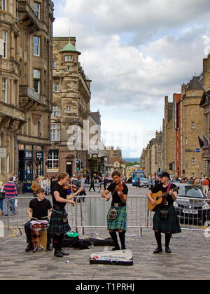 Musik Band in der traditionellen Kleidung Röcke und Spielen auf dudelsack auf der Royal Mile street Stockfoto