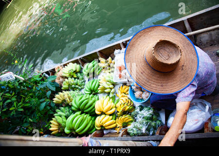 Floating Market - Ansicht von oben Boot voller frischer Früchte zum Verkauf Stockfoto